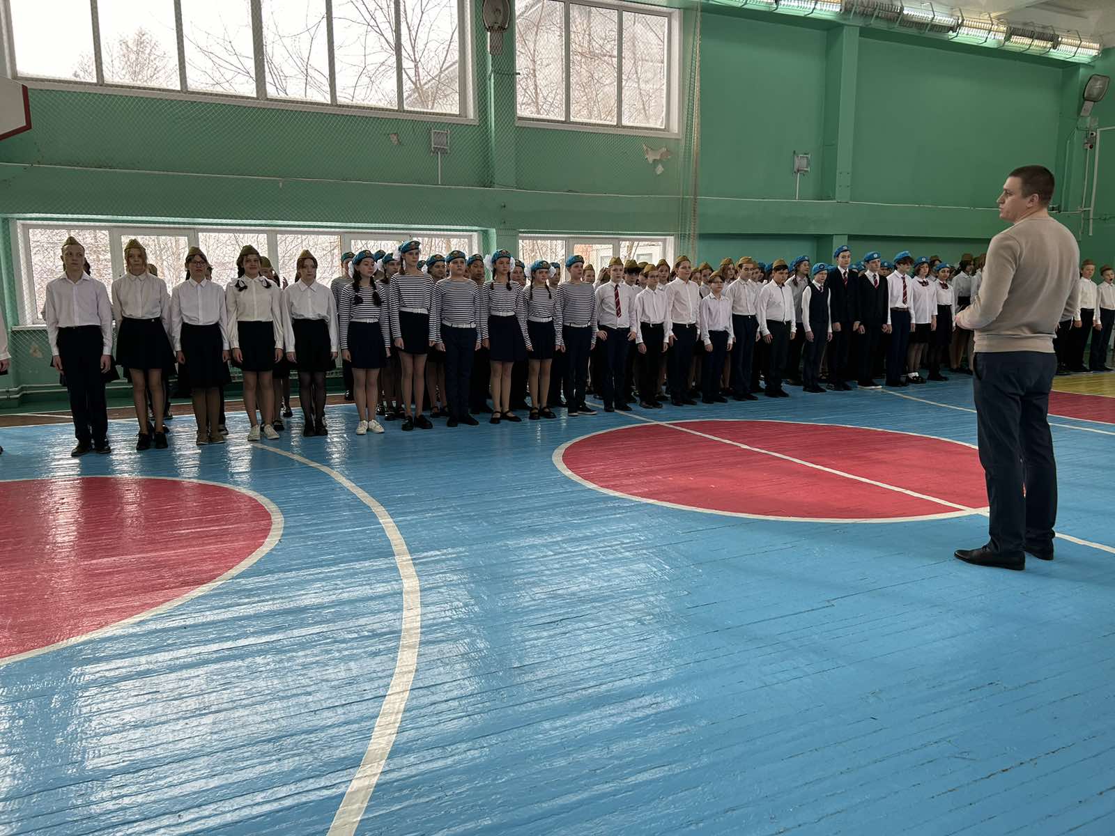 На знамя Победы ровняем шаг.
